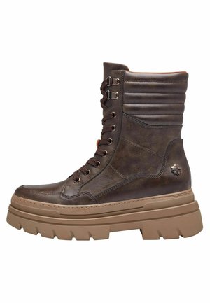 Bottine en cuir marron avec une épaisse semelle beige, dotée de lacets à l'avant, d'un col rembourré et d'un accent floral décoratif sur le côté.