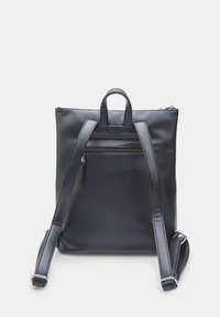 Zaino in pelle nera con una texture liscia, maniglia superiore e spallacci regolabili. Caratterizzato da una tasca frontale con zip e un design minimalista.