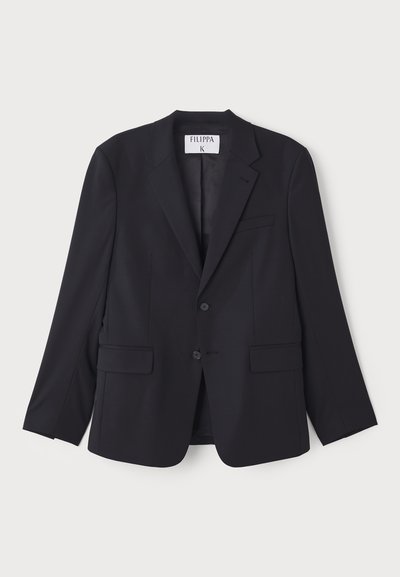 Tumesinine bleiser, millel on voodriga disain, kahel eesmisel taskul, sakilised kraed ja kaks nuppu. Valmistatud siledast, kergekaalulisest kangast.