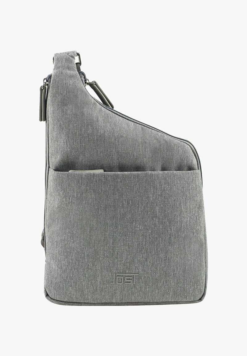 Borsa a tracolla grigia in tessuto testurizzato con chiusura a zip, tasca anteriore piatta e tracolla regolabile. Presenta un logo sulla parte anteriore inferiore.