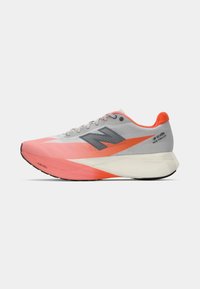 Chaussure de course grise et rose avec une semelle blanche, présentant un dessus texturé, un design angulaire et un logo distinct sur le côté.