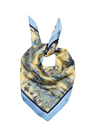 Firkanet silketørklæde i lyseblå og gul med tryk af tropisk ø med palmer, vand og hytter, bundet i en løs knude.