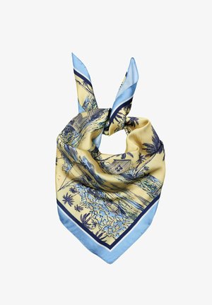 Négyzet alakú selyemsál világoskék és sárga színben, trópusi sziget mintával, mely pálmafákat, vizet és kunyhókat ábrázol, lazán megkötve.