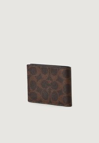 Portofel bifold de culoare marron și cu modele închise, cu forme dreptunghiulare rotunjite, realizat din piele texturată, expus pe un fundal simplu deschis.