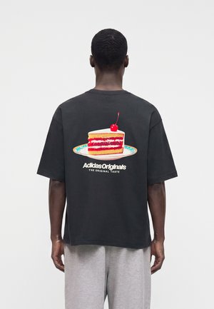adidas Originals, CAKE OVERSIZED TEE UNISEX - Μπλουζάκι με στάμπα - carbon