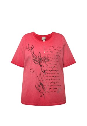 Lyserød bomulds t-shirt med korte ærmer, der har en illustration af en hjort med gevir og blomsterdetaljer, sammen med abstrakt håndskrevet tekst.