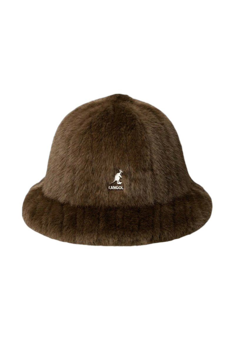 Brun pelskedel med blød tekstur, afrundet krone og bred skygge. Har en hvid Kangol-logo på forsiden.