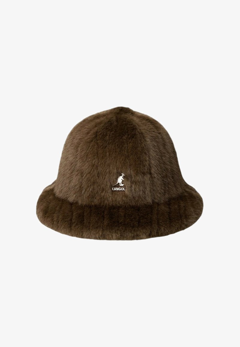 Brun pelskedel med blød tekstur, afrundet krone og bred skygge. Har en hvid Kangol-logo på forsiden.