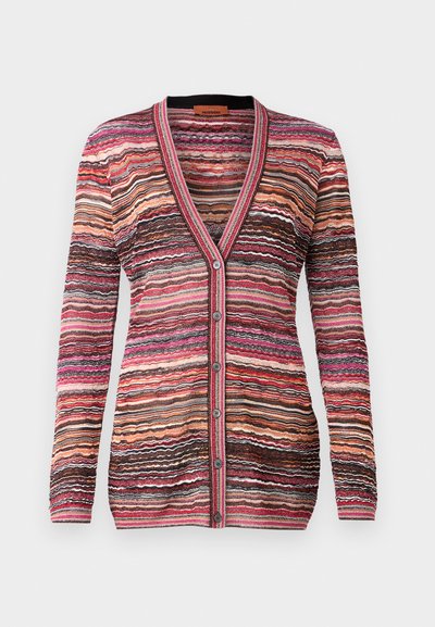 Daudzkrāsains kaklasaite ar viļņu svītrām rozā, brūnā un krēma toņos. Tam ir V formas dekoltē, pogu aizdare un ribota aproce.