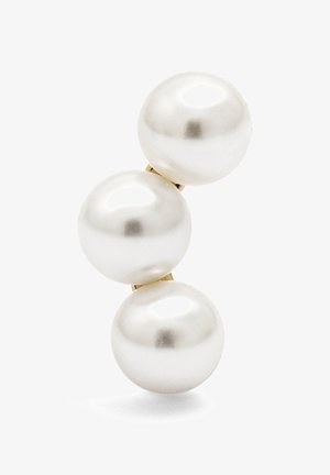 Tri bijele, sjajne bisere postavljene okomito, povezane zlatnim metalnim štapom. Glatka površina s reflektirajućom sjajem.