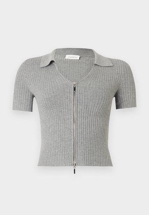 Haut tricoté gris clair à manches courtes côtelées avec col et fermeture éclair argentée à l'avant, coupe courte.
