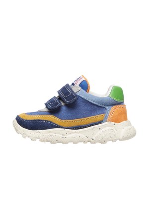 Sneaker per bambini blu e arancione con chiusure in velcro, materiali morbidi in suede e rete, suola bianca chiazzata e un accento verde sul tallone.