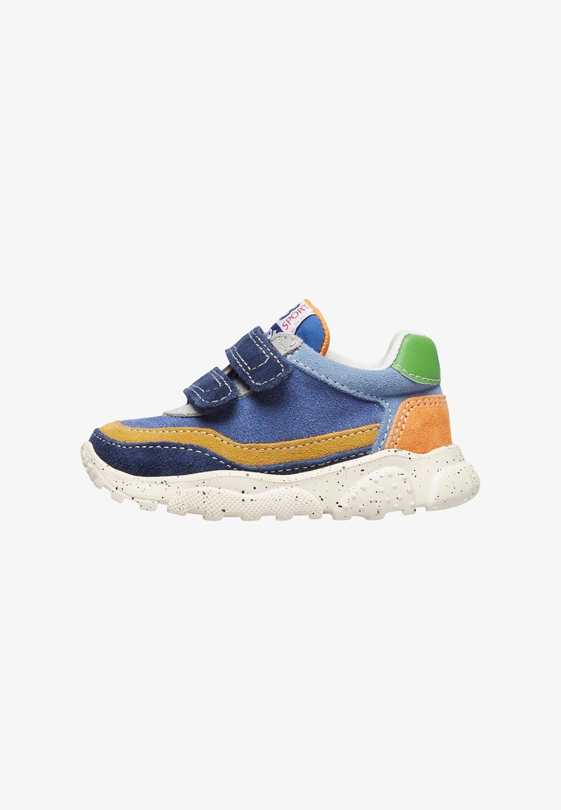 Sneaker per bambini blu e arancione con chiusure in velcro, materiali morbidi in suede e rete, suola bianca chiazzata e un accento verde sul tallone.