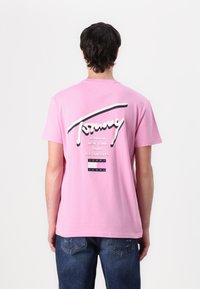 Tommy Jeans SIGNATURE CITY TEE UNISEX - Print T-shirt - carnival pink