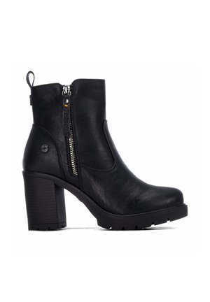 Bota al tobillo de cuero negro con cremallera lateral, tacón de bloque, lengüeta trasera y suela texturizada para mayor tracción.