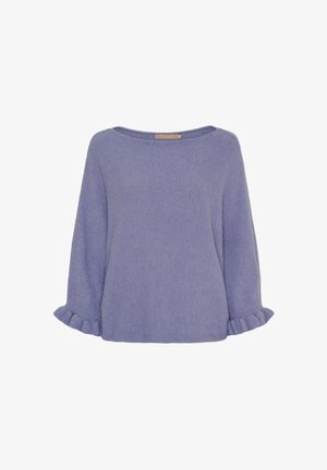 Lyse lilla sweater lavet af blødt stof, med bred halsudskæring, trekvartærmer og flæsekantede ærmer som ekstra detalje.