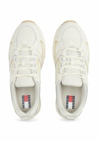 Sneakers bianchi con un design in rete, sovrapposizioni testurizzate e sottili accenti gialli. Dotati di chiusura con lacci e dettaglio del logo all'interno.