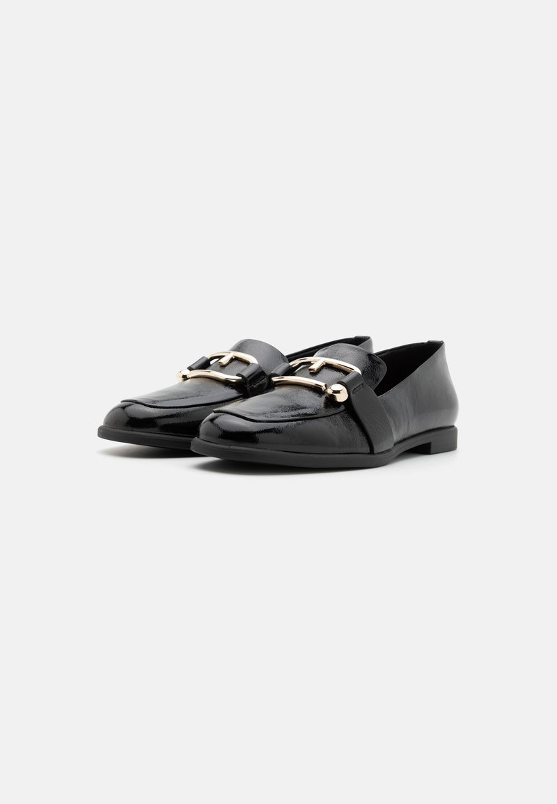 Schwarze Lederloafers mit glänzender Oberfläche, versehen mit goldfarbenen Hardware-Details und einer flachen Sohle. Einfaches, klassisches Design mit minimaler Naht.