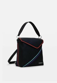 Sac à main synthétique noir avec un rabat triangulaire, et des accents rouges, bleus et violets. Comprend une poignée rayée et une sangle réglable.
