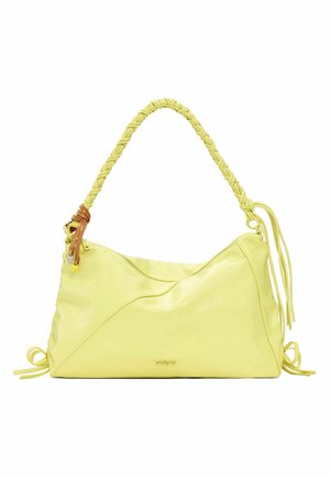 Bolso de mano amarillo de cuero con un asa trenzada, que presenta un diseño texturizado y lazos laterales. Incluye un adorno de cuero desmontable.