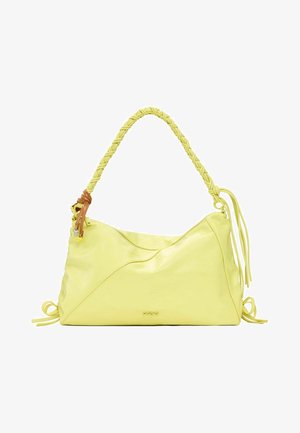 Bolso de mano amarillo de cuero con un asa trenzada, que presenta un diseño texturizado y lazos laterales. Incluye un adorno de cuero desmontable.