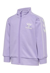 Veste zippée lilas en polyester doux. Dotée d'un logo blanc et de rayures en chevron le long des épaules. Poignets et ourlet côtelés.