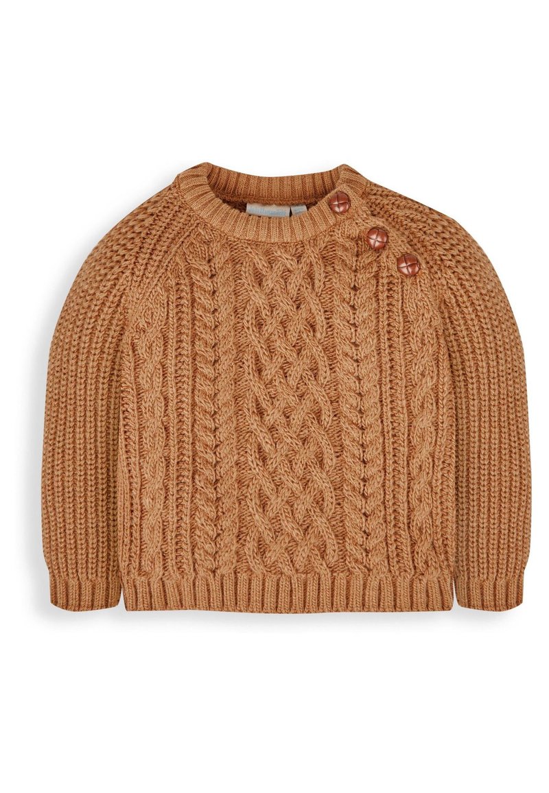 Gestrickter Pullover in warmem Camel-Ton mit einem strukturierten Zopf-Muster, einem gerippten Kragen und drei dekorativen braunen Knöpfen an der Schulter.