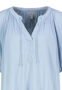 Hellbluse aus weichem, strukturiertem Stoff. Mit V-Ausschnitt, gefältelten Details und einer lässigen Passform mit kurzen Ärmeln.