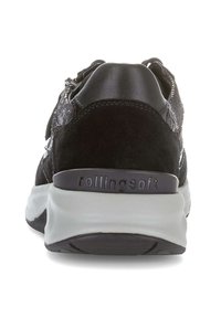 Zwarte sneaker met een gestructureerde bovenkant, gemaakt van suede en synthetische materialen. Dikke witte tussenzool, zwarte buitenzool en geperste "rollingsoft" branding.