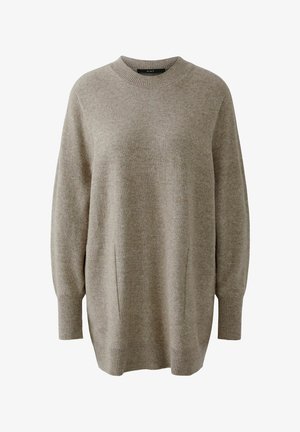 Pull en maille marron clair avec un col rond, des manches longues et des poignets côtelés ; il possède des poches latérales et une coupe ample et décontractée.