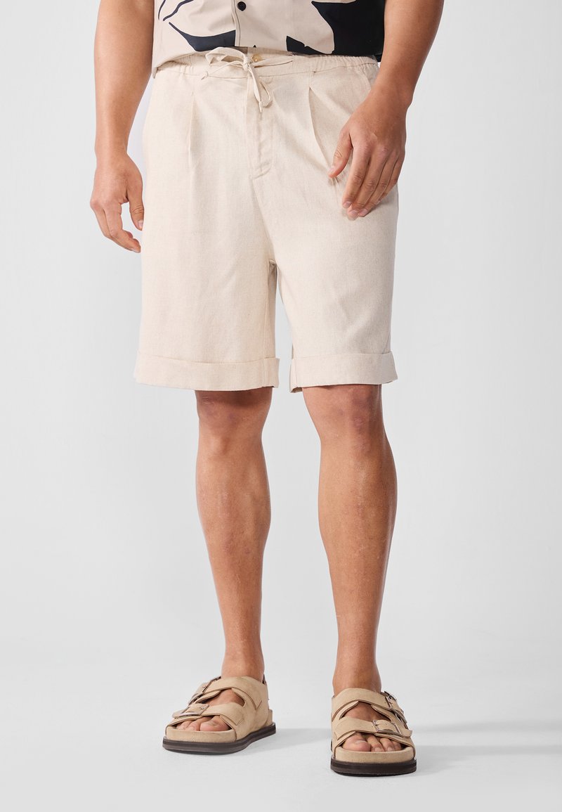 Pier One by Zalando - Shorts - off-white, Ingrandire