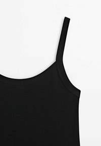 Débardeur noir à fines bretelles, avec une texture lisse et un col rond. Fabriqué en matériau extensible pour le confort et l'ajustement.