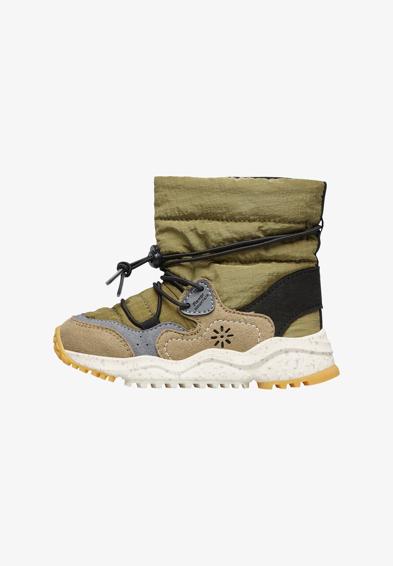 Stivaletto sneaker a metà altezza con tomaia in nylon verde, sovrapposizioni in suede beige, lacci elastici neri e suola in gomma bianca con battistrada giallo.