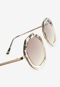 Next HEXAGON REGULAR FIT - Aurinkolasit - tortoiseshell brown
