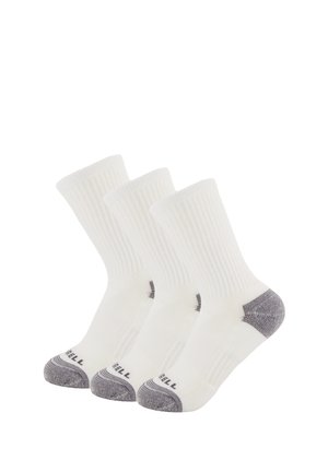 Trois chaussettes blanches montantes avec des orteils et talons gris, des bords côtes et un texte noir sur la zone des orteils sur fond blanc.