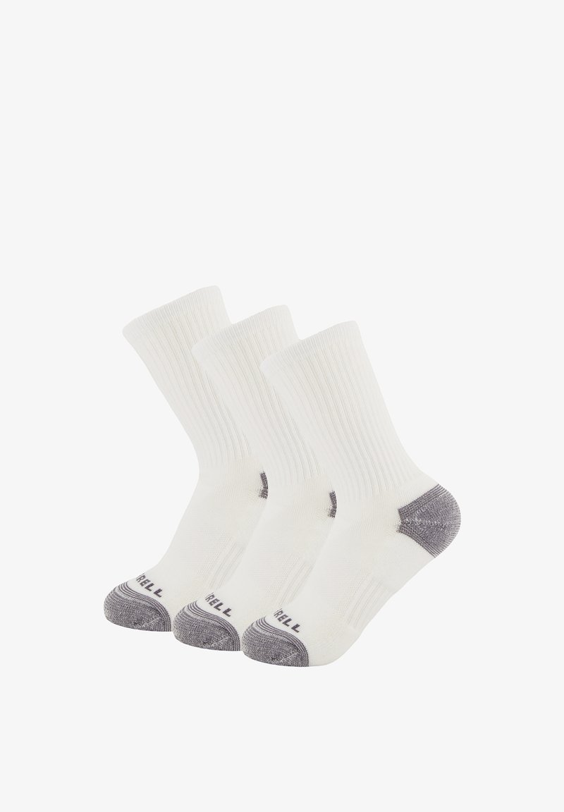 Trois chaussettes blanches montantes avec des orteils et talons gris, des bords côtes et un texte noir sur la zone des orteils sur fond blanc.