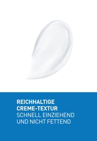 Reiche weiße Creme-Textur, darüber ein blauer Textbereich mit der Aufschrift "Reiche Creme-Textur, zieht schnell ein, nicht fettend" auf Deutsch.