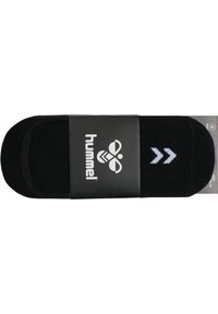Sort ankelstrømpe lavet af blødt materiale med en glat tekstur. Har et hvidt chevron-mønster og en label med mærke-logoet.