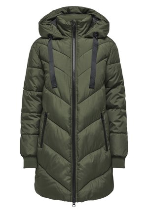 Doudoune vert olive avec capuche, motif matelassé en diagonale, fermeture éclair sur le devant et poches zippées sur les côtés. Équipée de cordons noirs.