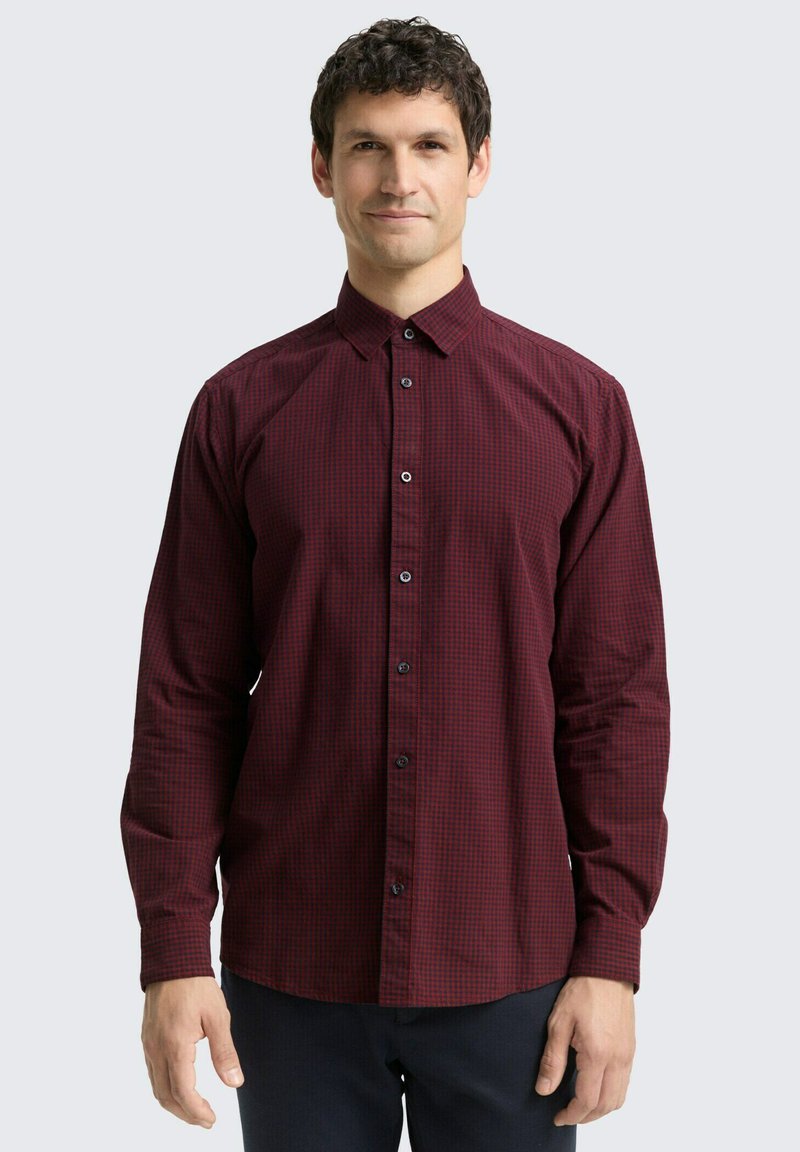 Chemise à manches longues à carreaux rouge foncé et noire. Devant boutonné avec un col standard. Tissu doux avec une texture lisse.