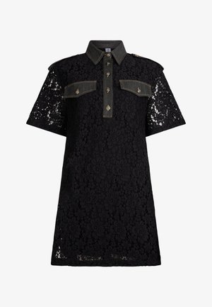 Schwarzes Spitzenkleid mit kurzen Ärmeln, dunklem Denim-Kragen, Knopfleiste und zwei Brustklappentaschen mit Knöpfen.