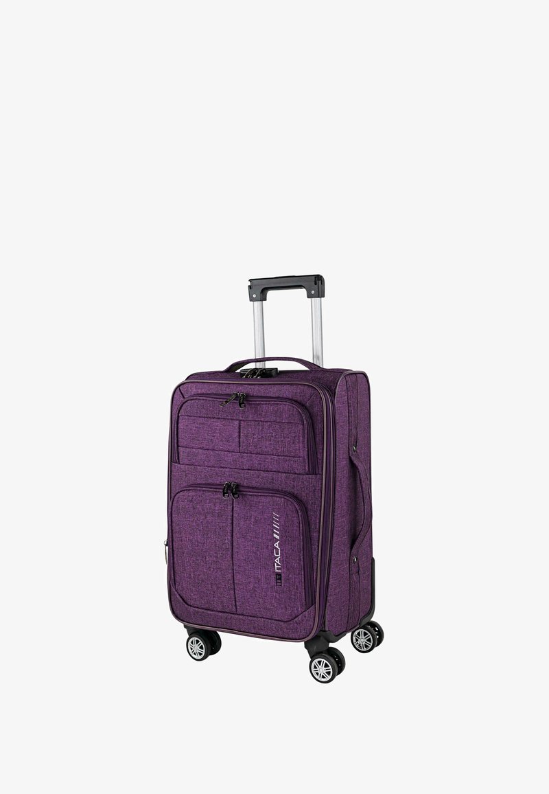 Maleta de tela morada con asa telescópica, dos bolsillos delanteros y cuatro ruedas. Cuenta con cierres de cremallera y una superficie texturizada.