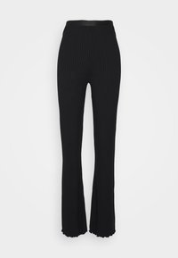 Czarne prążkowane spodnie dzwony z dopasowanym paskiem w talii i falbaniastym brzegiem. Materiał wygląda na elastyczny i teksturowany.