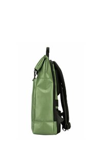 Sac à dos vert en matériau synthétique lisse. Comprend un haut replié, des bretelles en mesh noir et une poche latérale zippée.