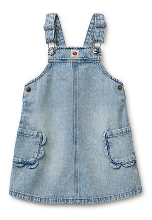 Vestido tipo peto de mezclilla azul claro para niños, con bolsillos con solapa de borde festoneado y tirantes ajustables con hebilla.