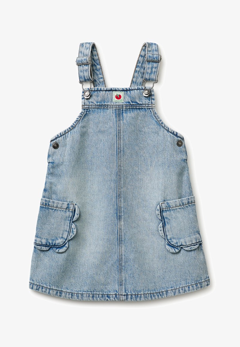 Vestido tipo peto de mezclilla azul claro para niños, con bolsillos con solapa de borde festoneado y tirantes ajustables con hebilla.