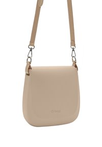 Borsa a tracolla beige realizzata in materiale testurizzato, con una forma morbida e curvilinea, tracolla regolabile e accessori in metallo argentato.