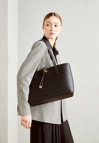 Anna Field Torbica - black