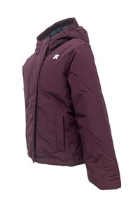 Giacca isolante bordeaux con cappuccio, dotata di chiusura frontale con zip, tasche laterali e un logo sul petto. Tessuto liscio e leggero.