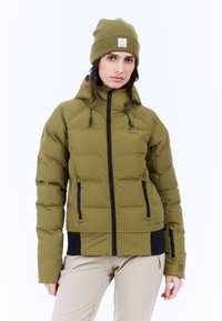 Olivegrüne Puffjacke mit hohem Kragen, Reißverschlusstaschen und gerippten Bündchen; kombiniert mit einer passenden Strickmütze mit Logopatch.